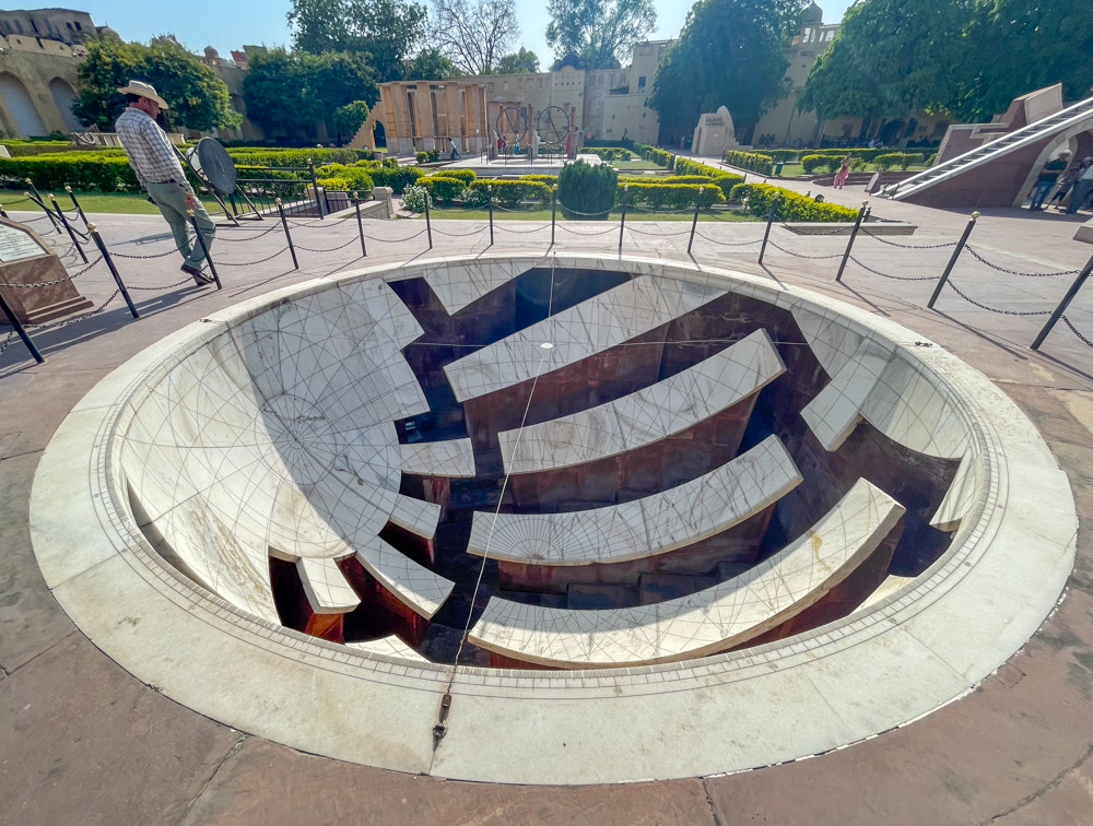 Meridiana all'osservatorio Jantar Mantar di Jaipur, India