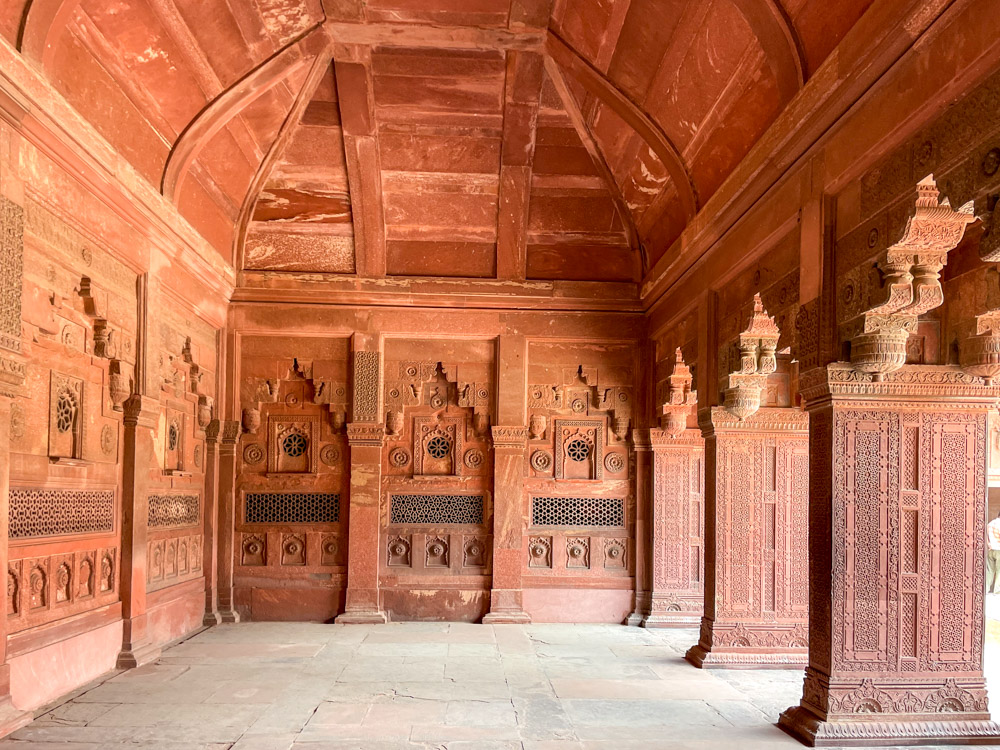 Muri finemente decorati all'interno del Forte Rosso di Agra