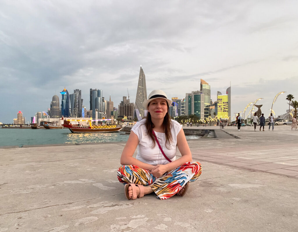 Paola Bertoni lungo la Corniche di Doha