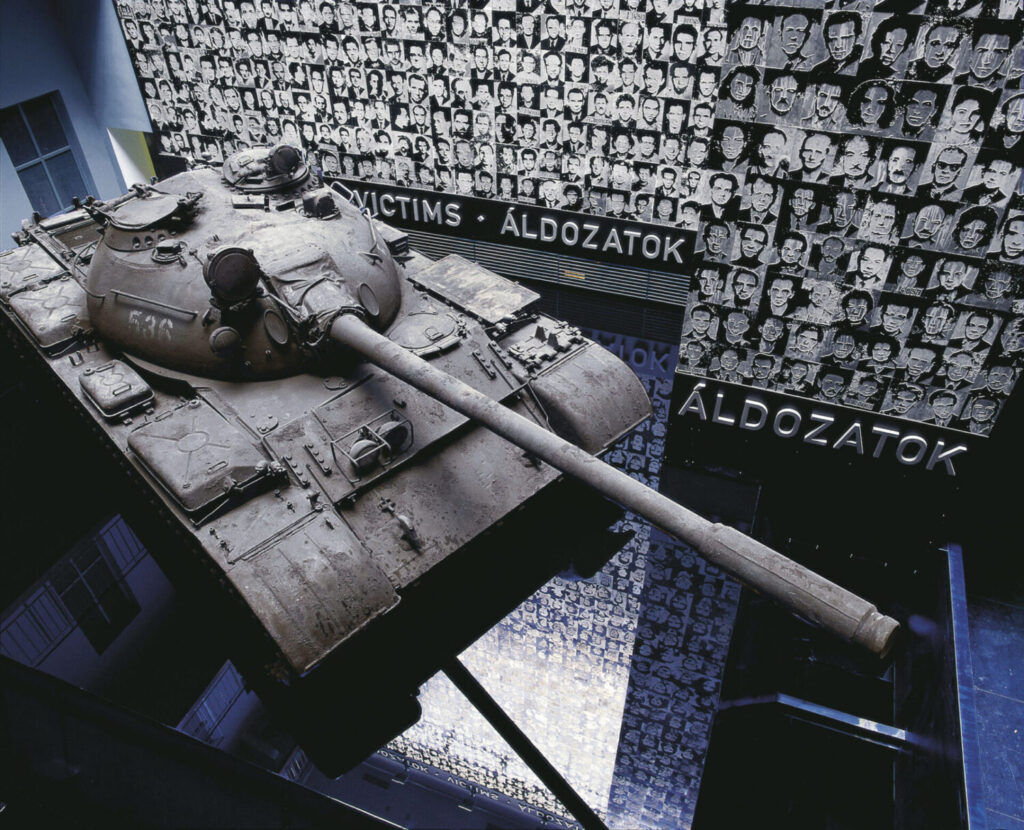 Carro armato sovietico esposto nella Casa del Terrore di Budapest