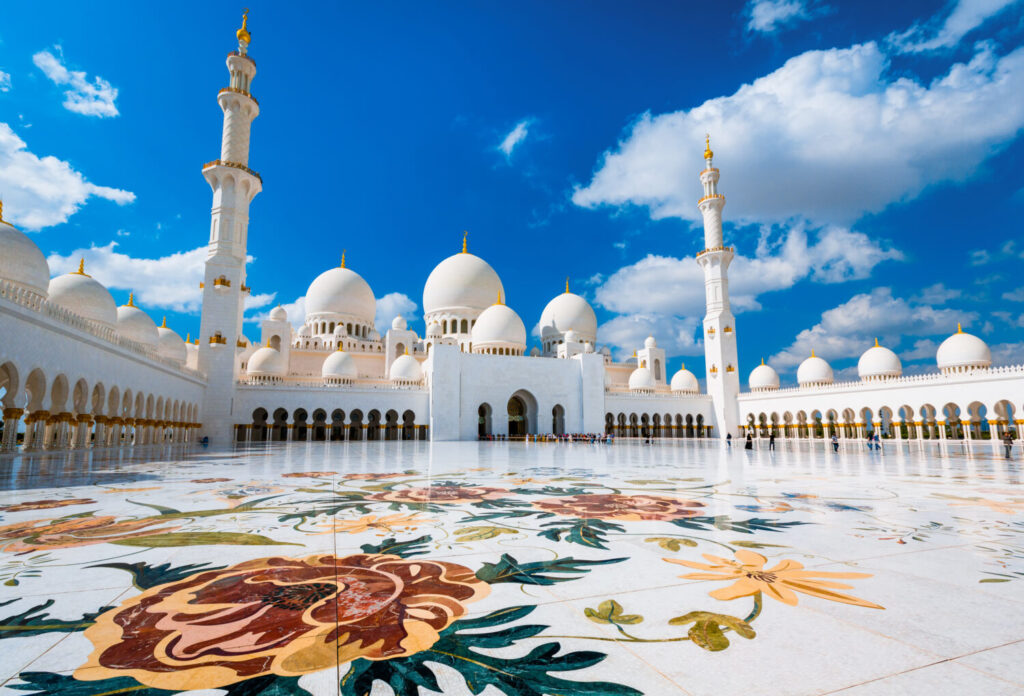 Cortile esterno della Grande Moschea di Abu Dhabi