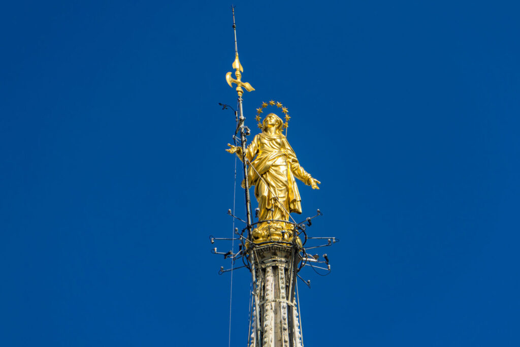 La statua della Madonnina sulla Guglia Maggiore del Duomo di Milano