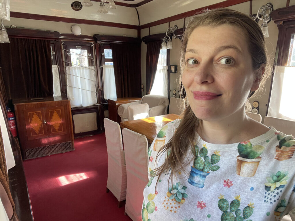 Paola Bertoni all’interno della carrozza privata di Stalin, al Museo di Stalin a Gori