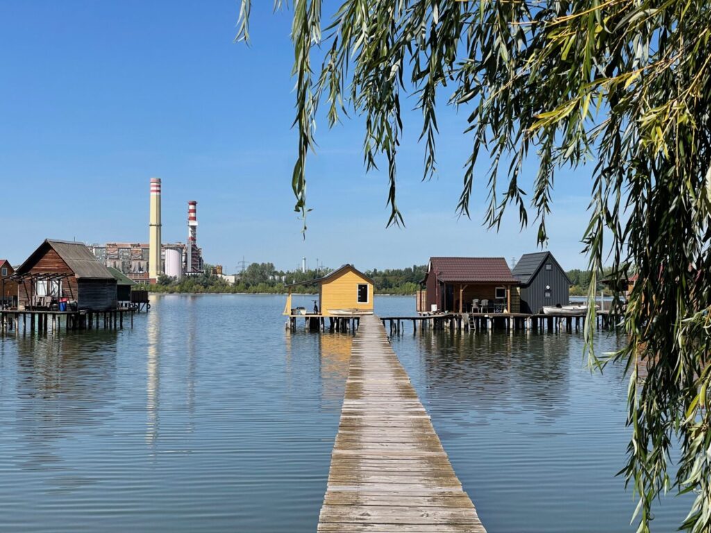 Villaggio galleggiante sul lago Bokodi in Ungheria