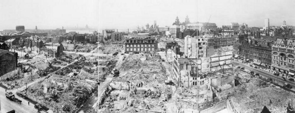 I danni di un bombardamento tedesco su Liverpool durante la seconda guerra mondiale