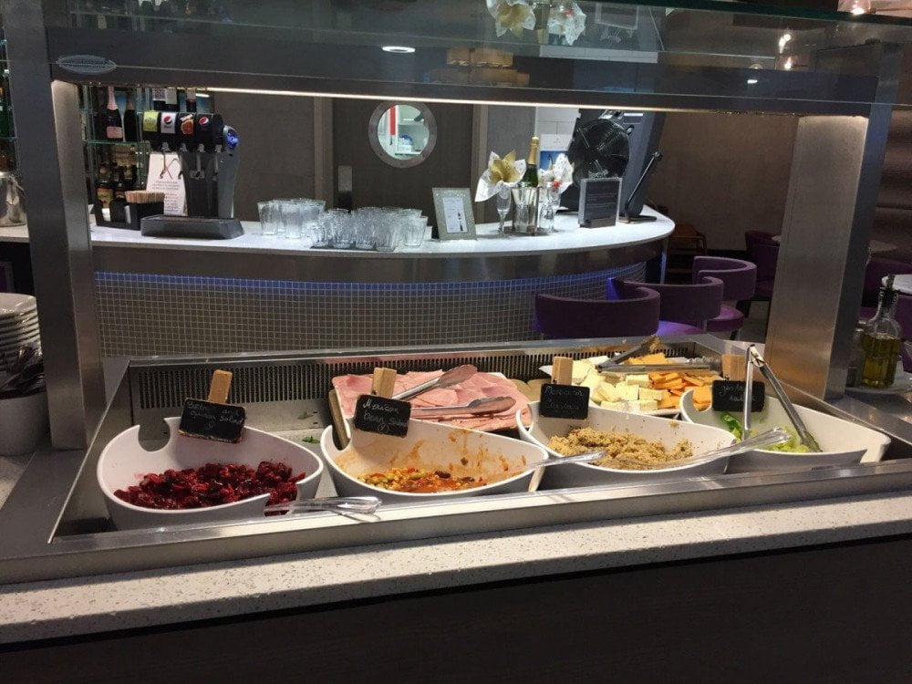 Il buffet freddo dell'Aspire Executive Lounge dell'aeroporto di Londra Luton