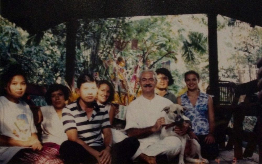 Tiziano Terzani con amici e famiglia a Turtle House a Bangkok