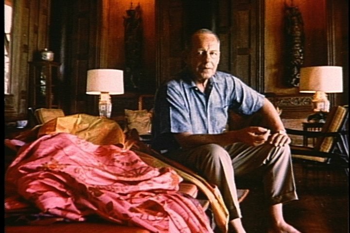 Jim Thompson nel suo salotto con dei campioni di seta
