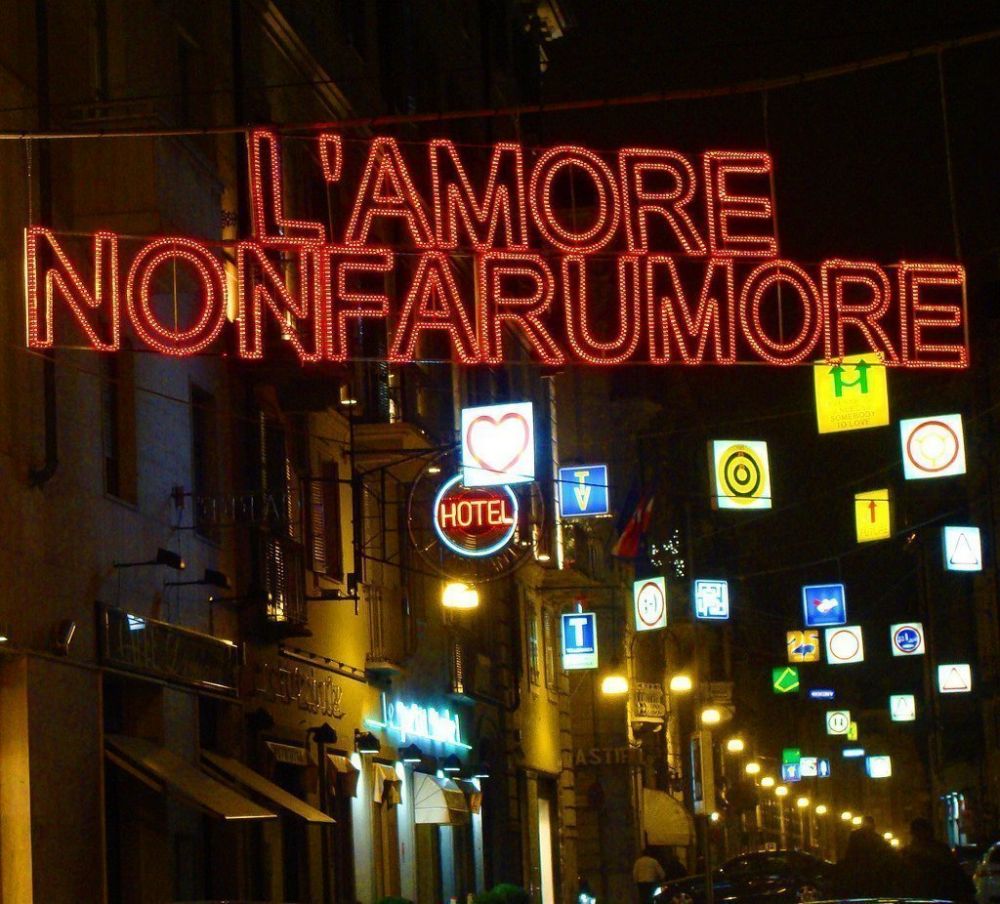 L’amore non fa rumore di Domenico Luca Pannoli per la manifestazione Luci d'Artista di Torino