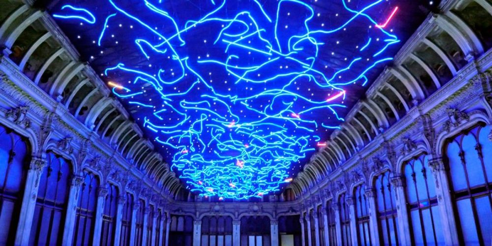 L’energia che unisce si espande nel blu di Marco Gastini per la manifestazione Luci d'Artista di Torino