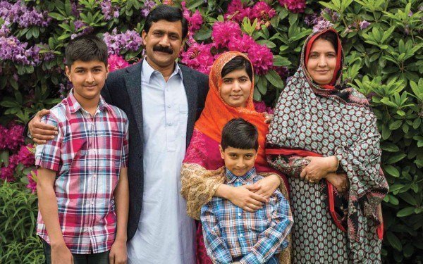 Malala Yousafzai con la sua famigliaMalala Yousafzai con la sua famiglia