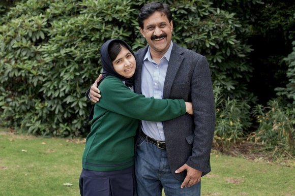 Malala con il padre Ziauddin