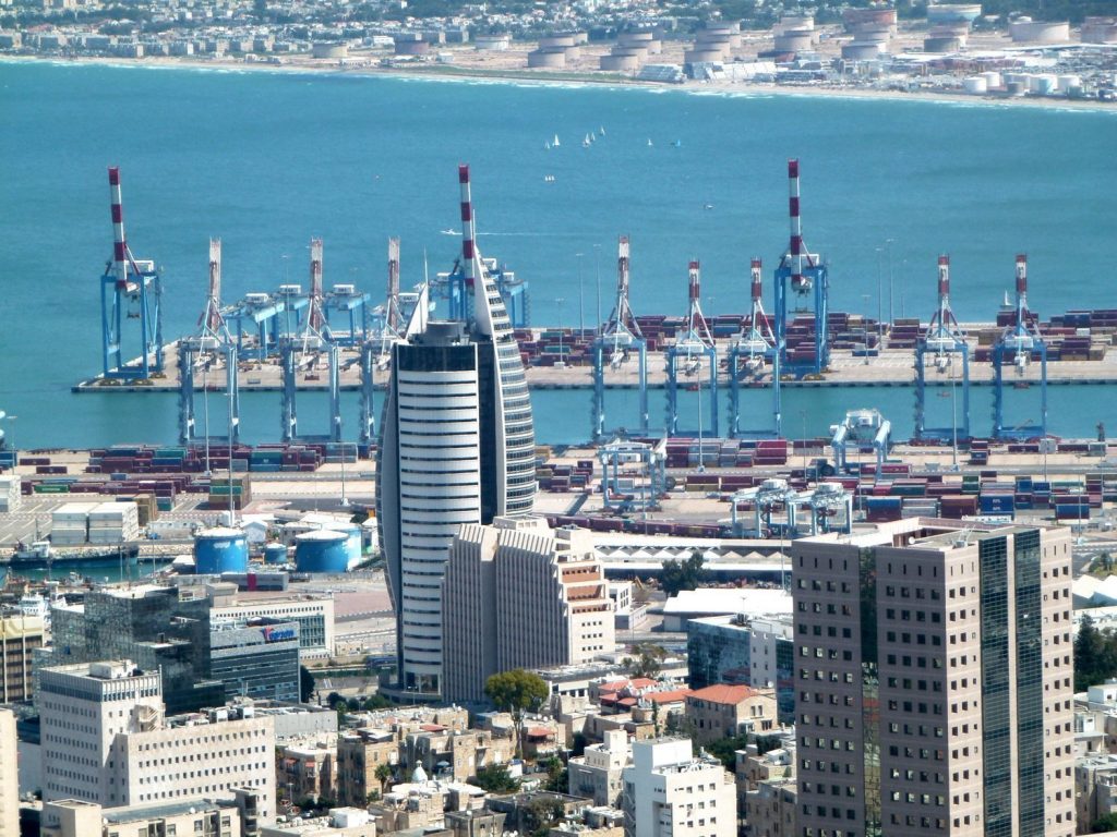 Porto di Haifa visto dalle Terrazze Bahai
