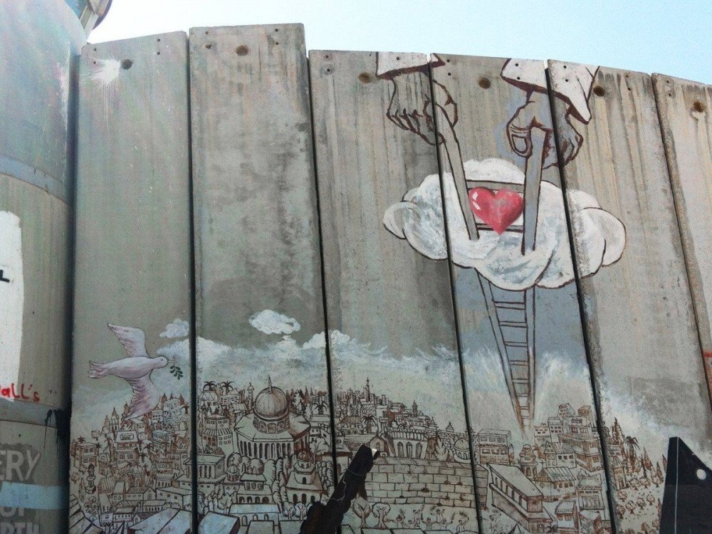 Graffiti sulla barriera di separazione israeliana a Betlemme