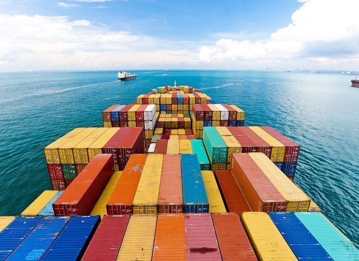 Containers su una nave cargo a Singapore