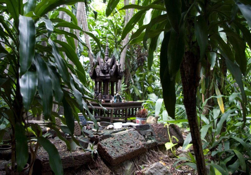 L'altare costruito da Tiziano Terzani nel giardino di Turtle House a Bangkok