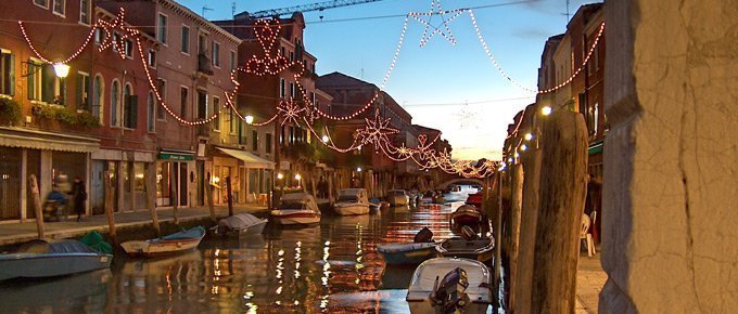 Laguna di Venezia con addobbi natalizi