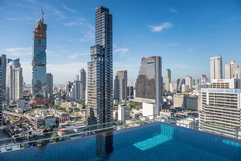 Infinity pool sul tetto dell'hotel Amara a Bangkok in Thailandia