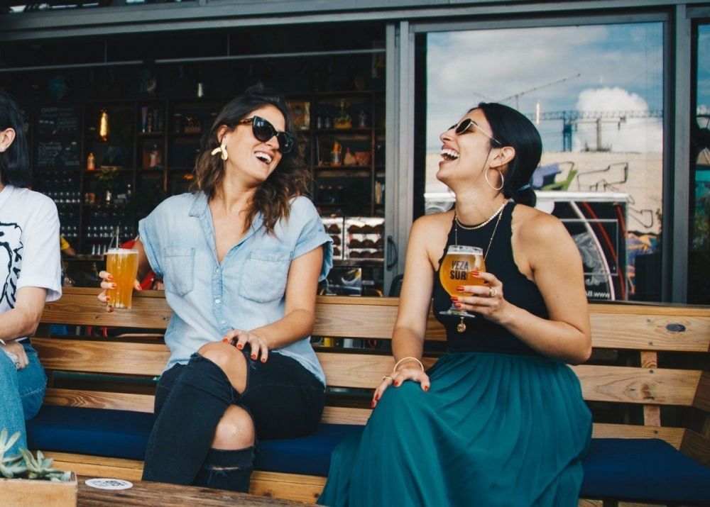 Amiche che bevono una birra