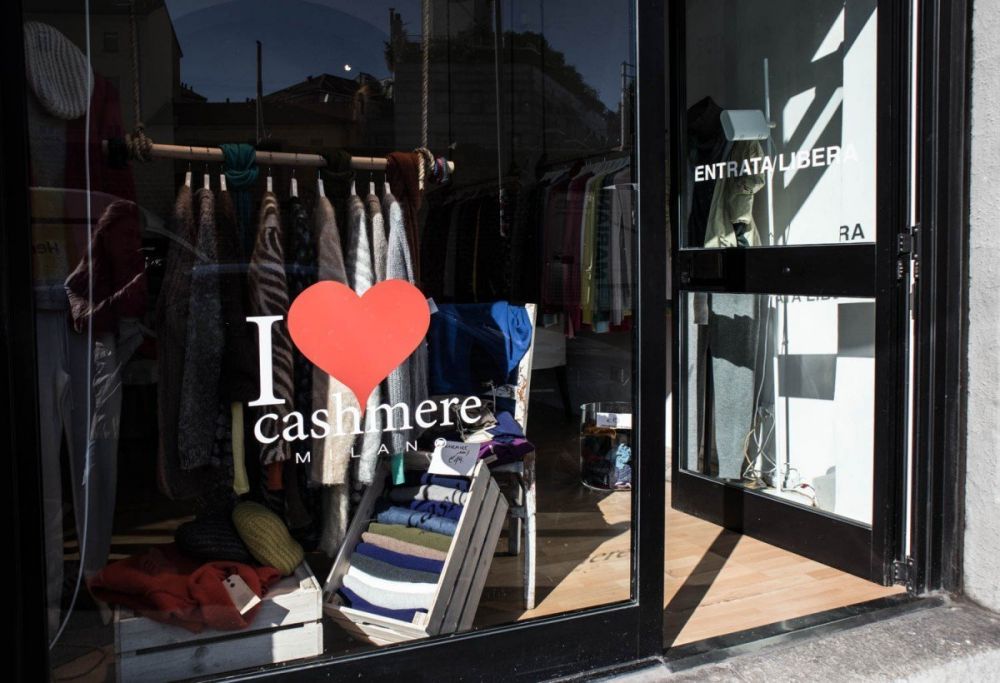 Temporary shop Lo Sciarpino maglie di cachemire a Milano