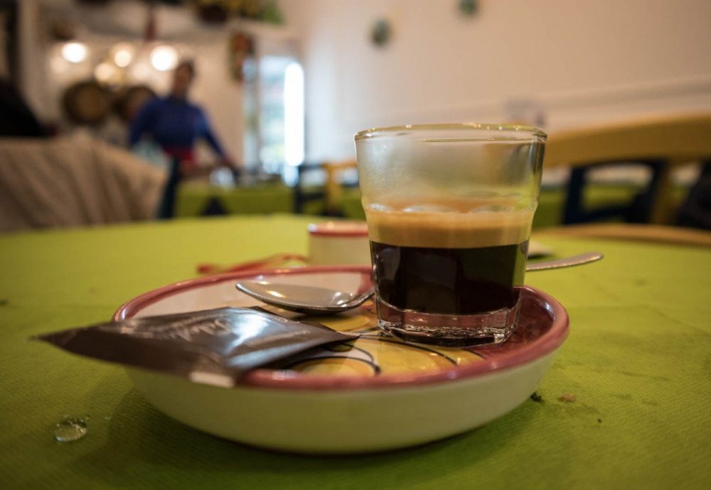 Caffè alla trattoria Sciala popolo di Napoli