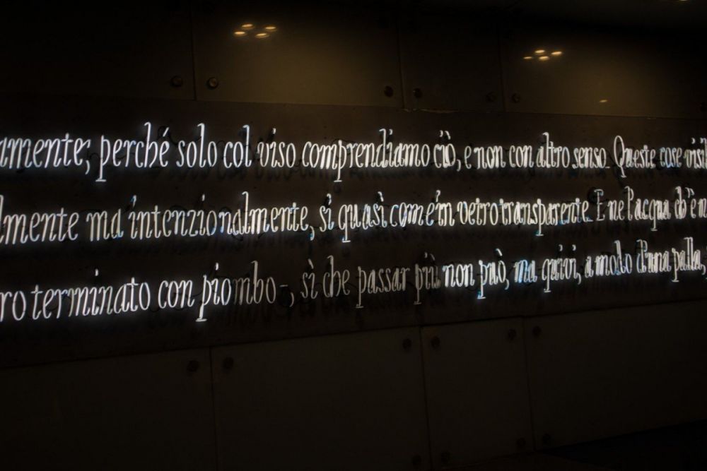 Passi di Dante scritti con il neon da Joseph Kosuth alla fermata Dante della metropolitana di Napoli