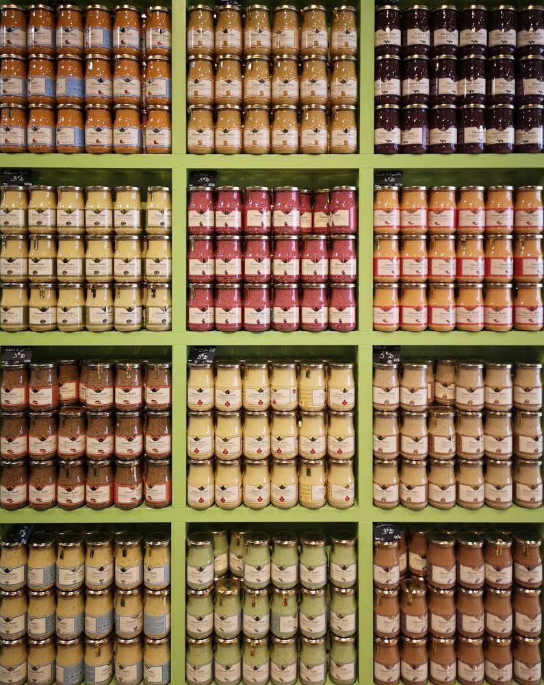 Esposizione di gusti di senape nel negozio Edmond Fallot di Digione