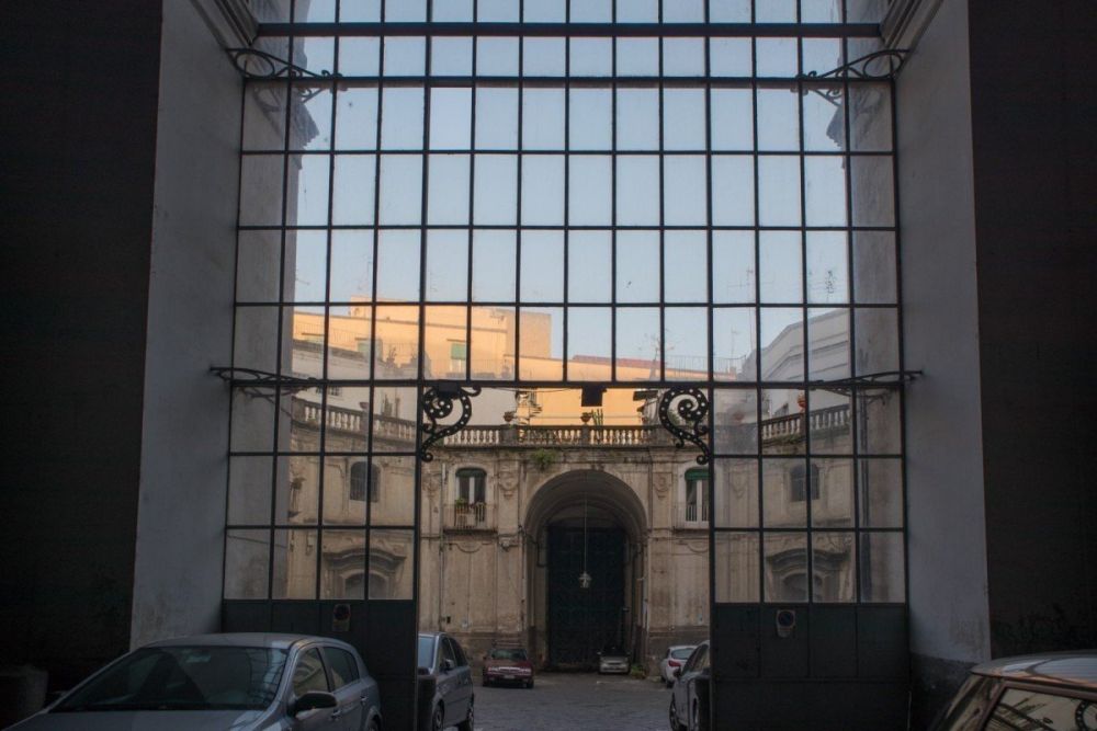 Il portone principale chiuso in faccia al re del palazzo Serra di Cassano visto dall'interno