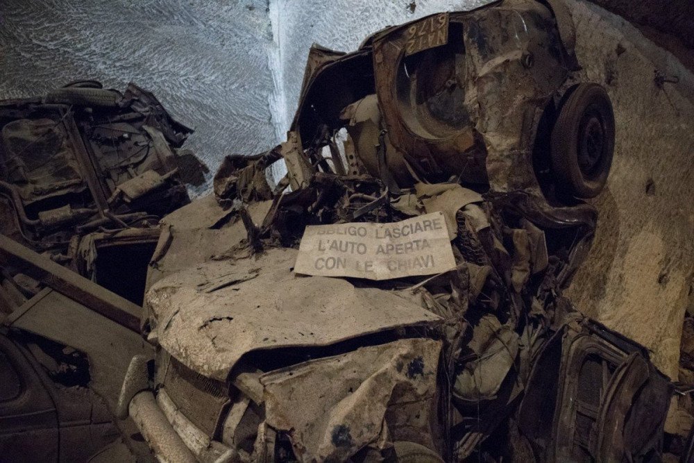 Rottami di auto nel Deposito Giudiziale Comunale della Galleria Borbonica di Napoli