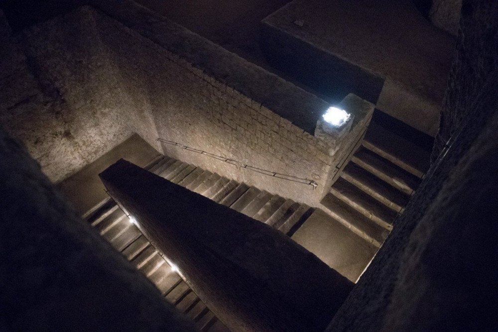 Le scale che collegano le cave di tufo della Galleria Borbonica di Napoli