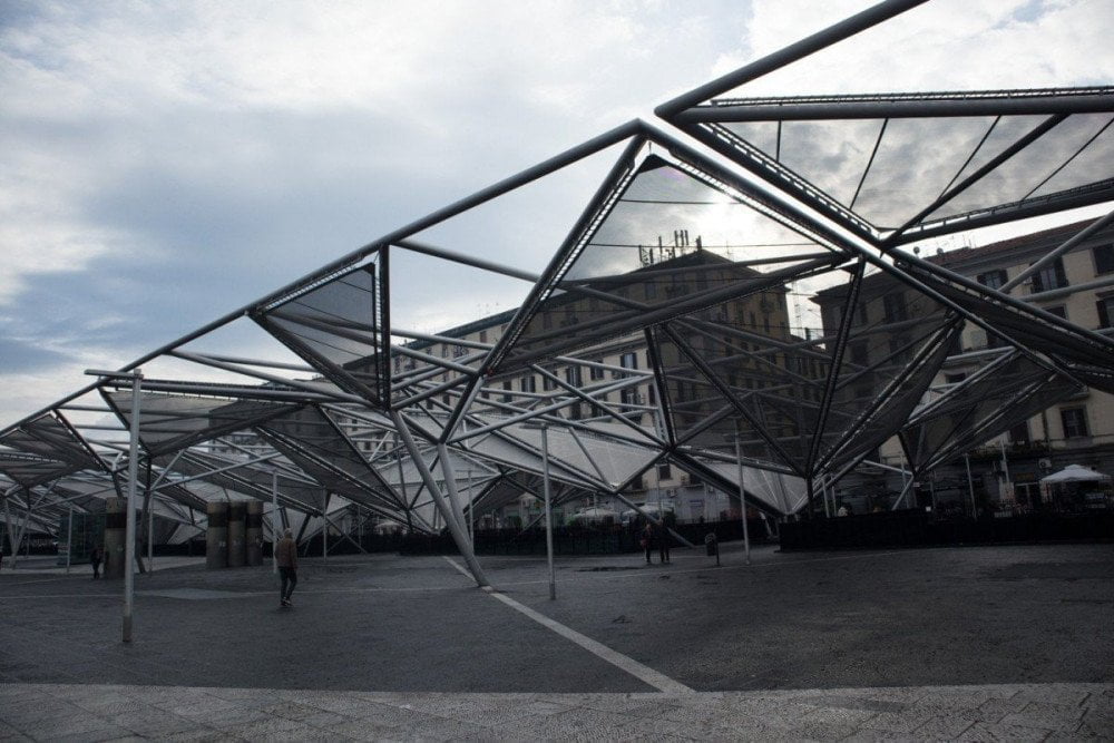 La struttura esterna di Dominique Perrault della fermata Garibaldi della metropolitana di Napoli