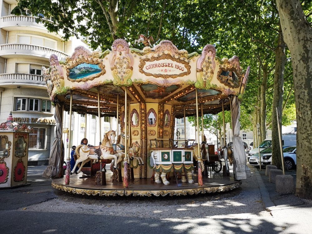 Giostra in stile carousel di inizio Novecento nella piazza degli elefanti di Chambery