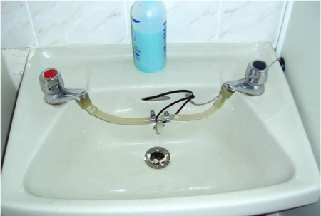 Lavandino con due rubinetti modificato in modo artigianale