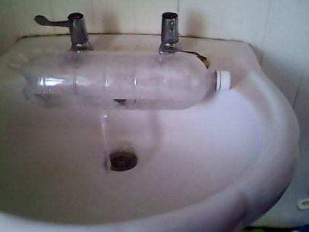 Lavandino con due rubinetti modificato con bottiglia di plastica