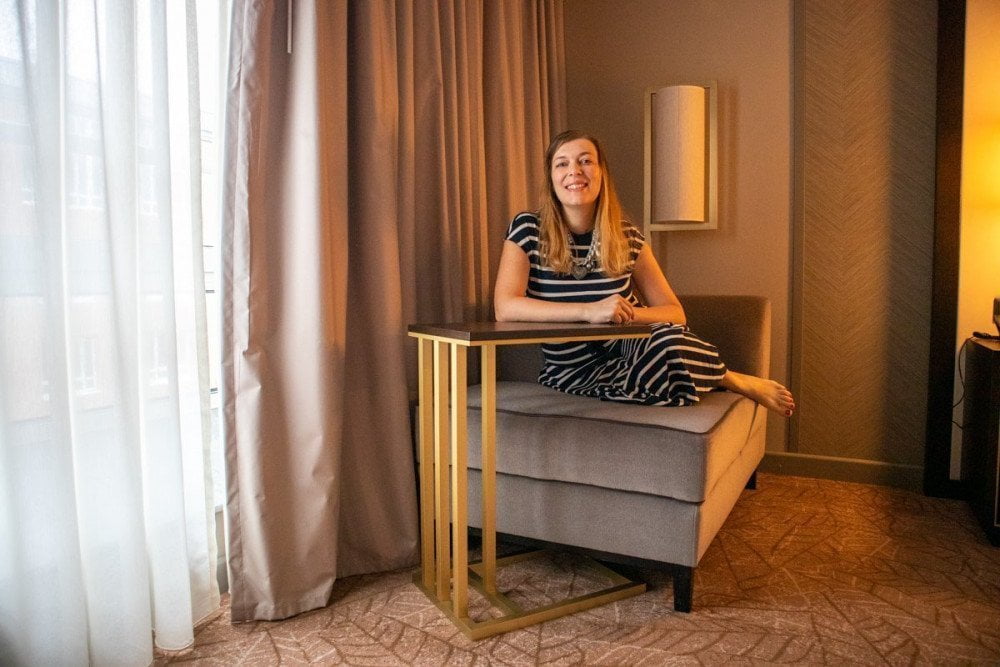 Paola Bertoni in una camera dell'hotel Hilton Munich City a Monaco di Baviera