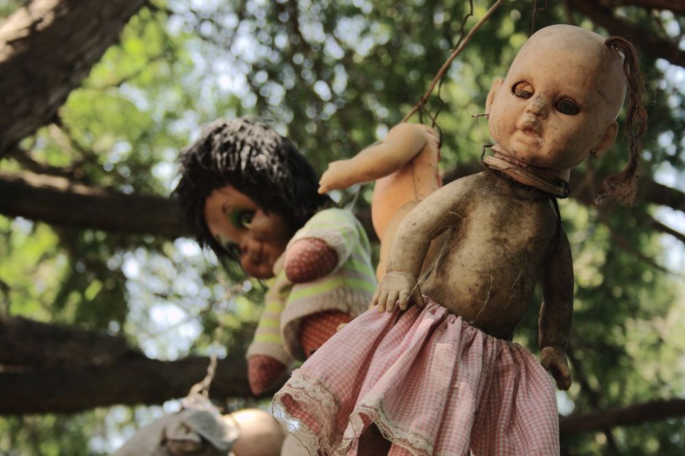 Bambole appese all'Isola delle Bambole in Messico