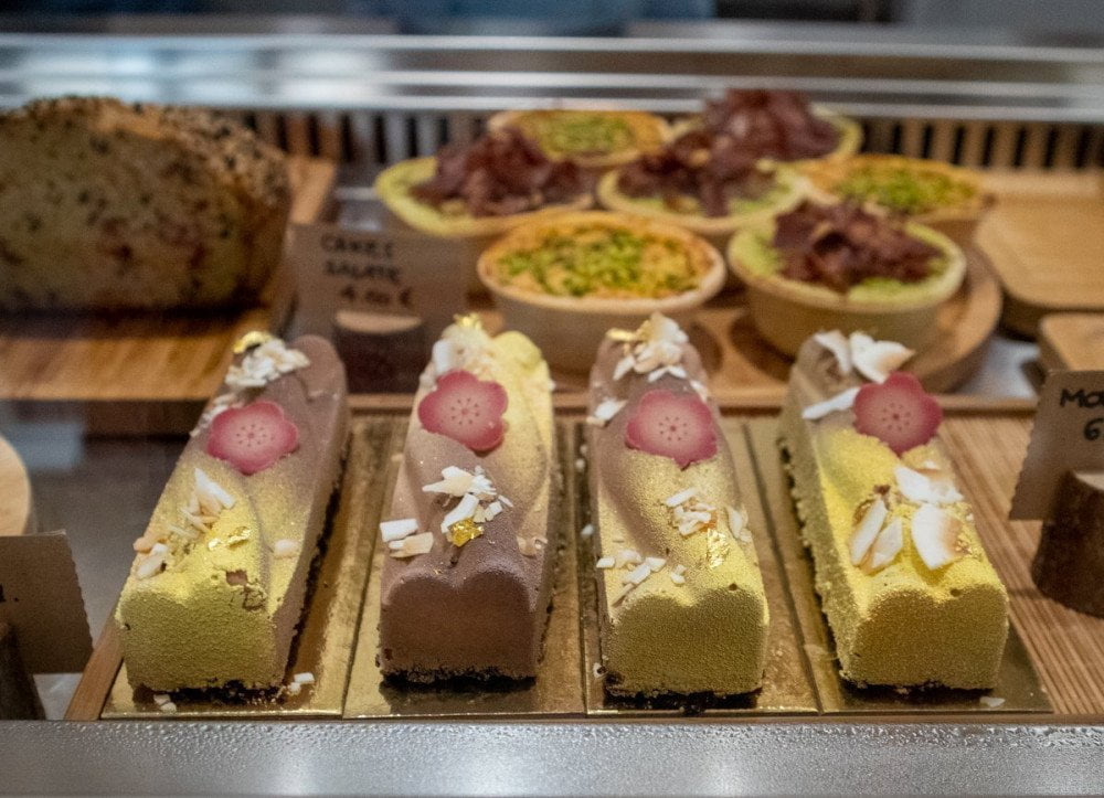 Alcuni dolci e tortine salate in vetrina nel banco frigo di Kintsugi tea & cakes a Torino