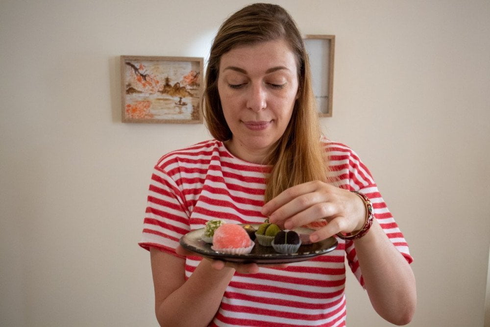 Paola Bertoni intenta a scegliere quale dolcetto del Kintsugi tea & cakes di Torino assaggiare per primo