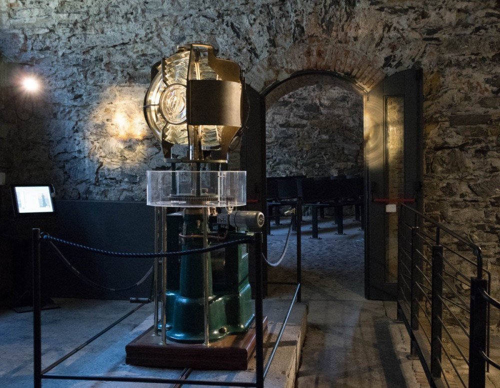 Faro al museo della Lanterna di Genova nella sala dei cannoni dedicata alle lenti di Fresnel