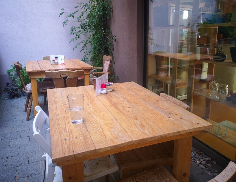 I tavoli in cortile del ristorante DeliKaktus di Lorrach