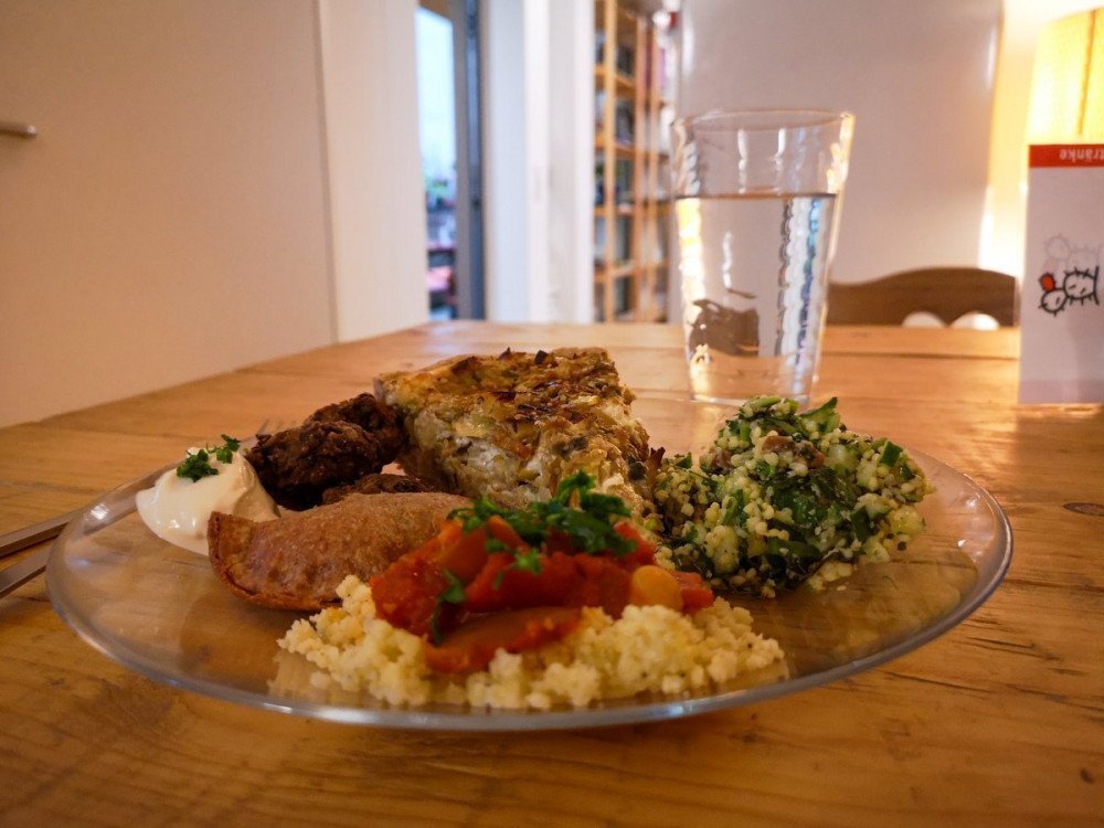 Un piatto misto con insalate, torta salata ed empanadas vegane al ristorante DeliKaktus di Lorrach