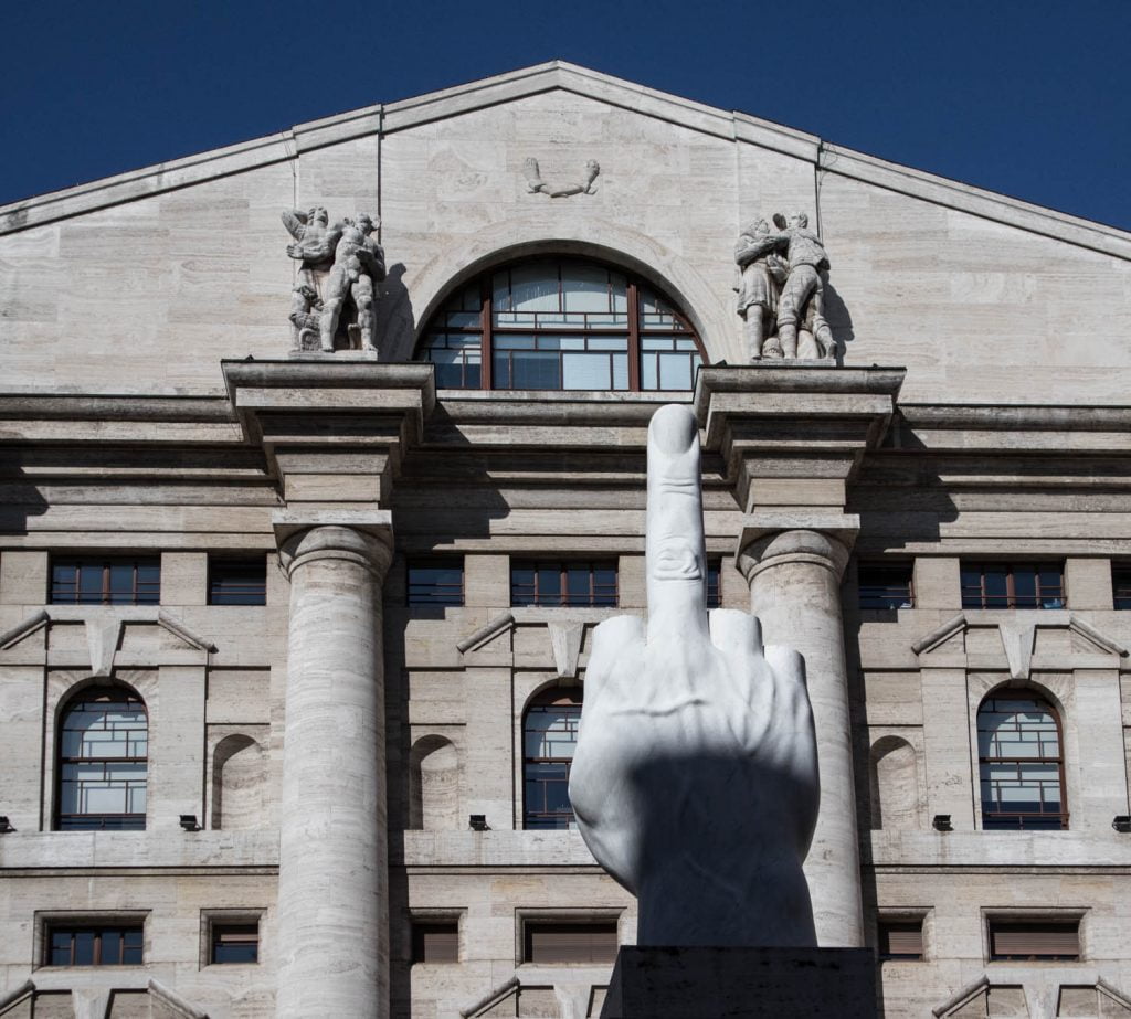 La scultura L.O.V.E. di Maurizio Cattelan installata in piazza Affari a Milano