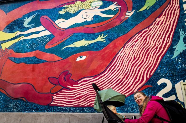 Paola Bertoni davanti a un murales del MAU Museo d'Arte Urbana di Torino, foto Virginia Barinaga Ʌir Fotografía