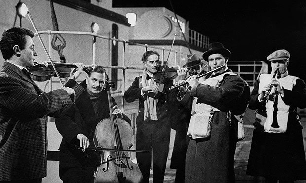 L'orchestra del Titanic che continua a suonare durante il naufragio nel film del 1958 A Night To Remember