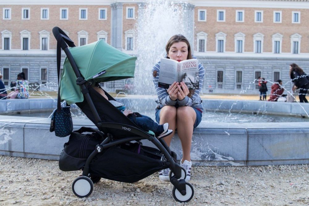 Paola Bertoni legge Tiziano Terzani ai Giardini Reali di Torino, foto Virginia Barinaga Ʌir Fotografía