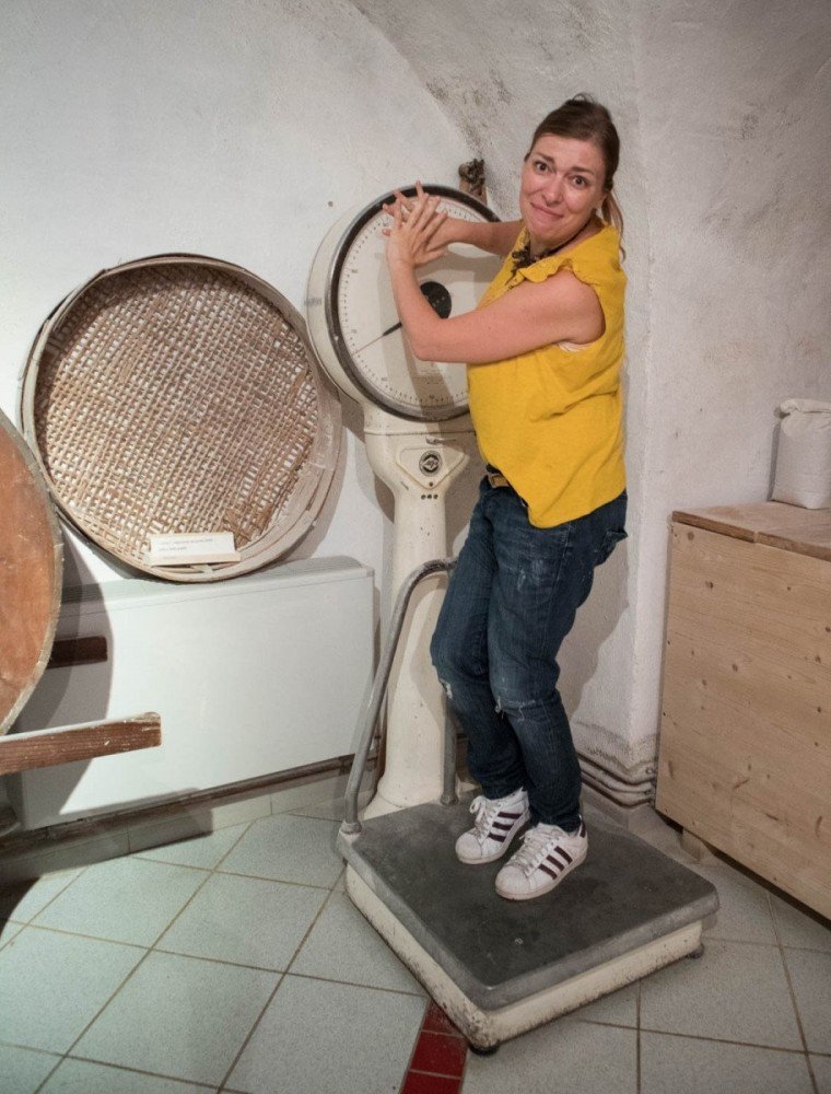 Paola Bertoni su una bilancia per farine nella sede dell'azienda agricola Pezzini Dal gran al pan a Sarnonico