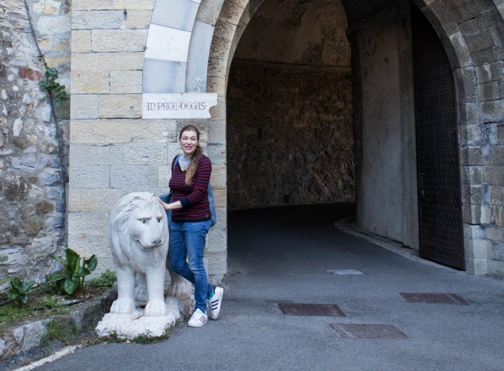 Paola Bertoni all'ingresso del Castello d'Albertis di Genova