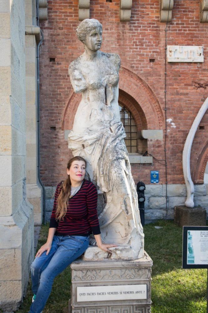 Paola Bertoni davanti alla copia della Venere di Milo del Castello d’Albertis Museo delle Culture del Mondo