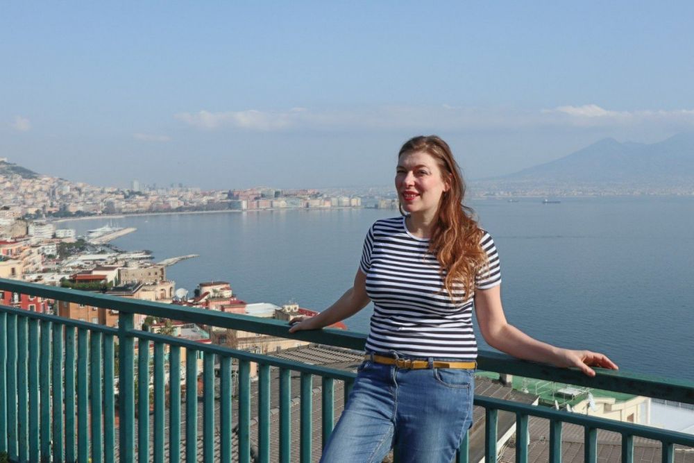 Paola Bertoni con il Vesuvio sullo sfondo lungo il percorso 'Le Vedute del Golfo' del bus City Sightseeing di Napoli