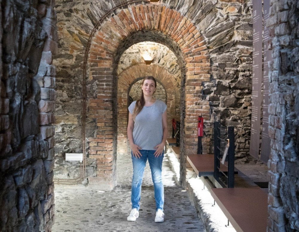 Paola Bertoni nelle gallerie del museo della Lanterna di Genova